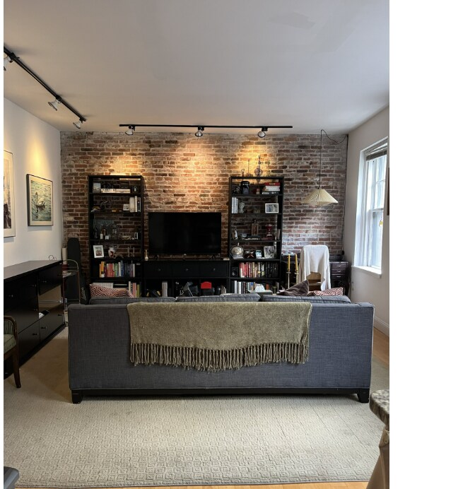 Primary Photo - 68 Phillips St