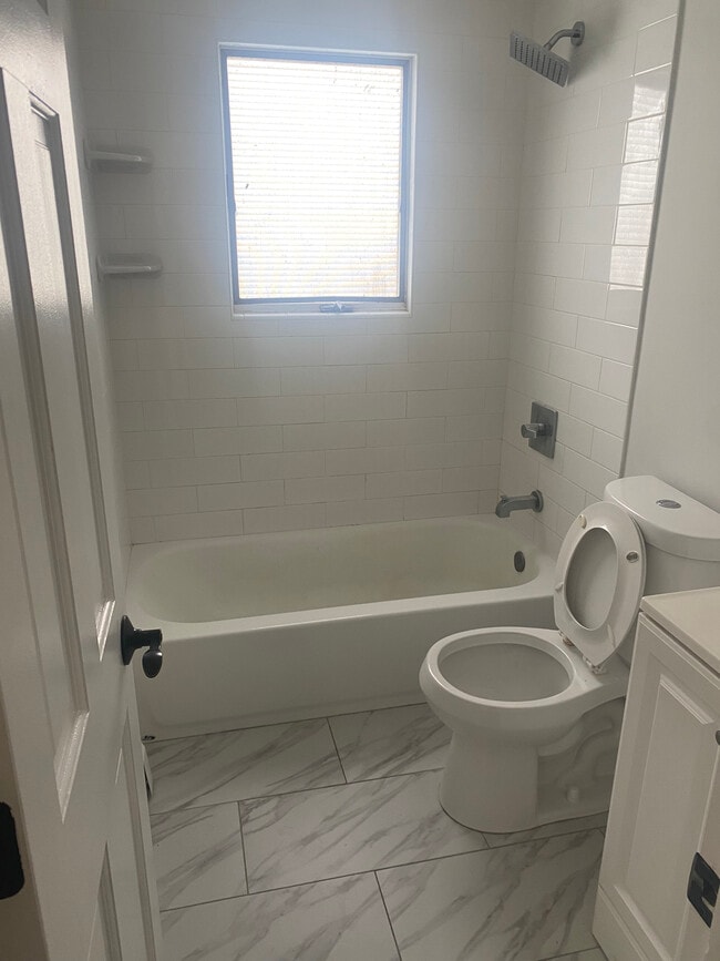 Full bathroom - 449 Terry Blvd