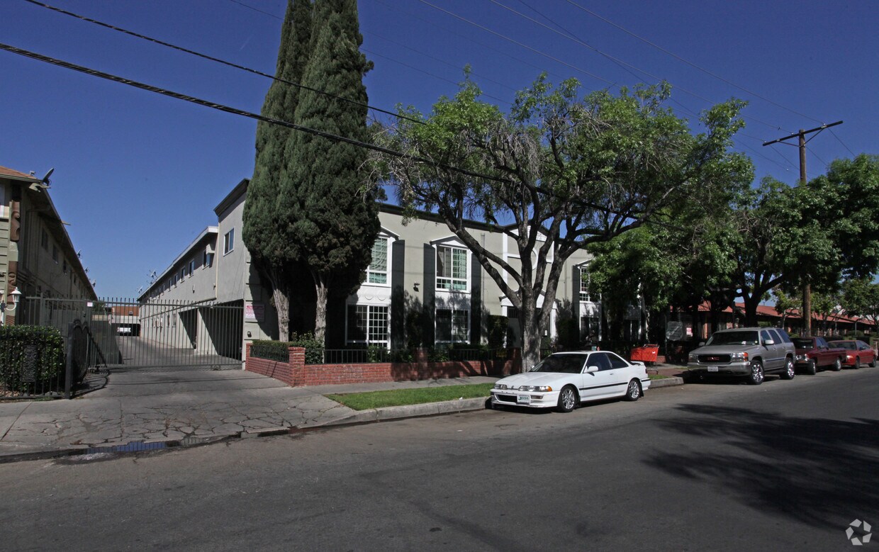 Primary Photo - Tobias Townhouse Apartments