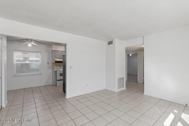 Building Photo - 902 2nd St S