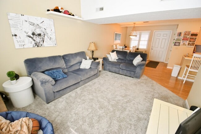 Building Photo - Fully furnished 2 bedroom 2 bath Condo ste...