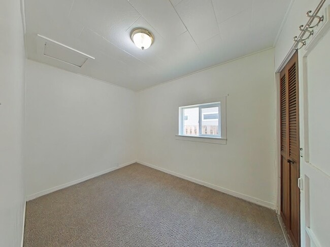 Building Photo - 1 Bedroom House ~ Close to Campus