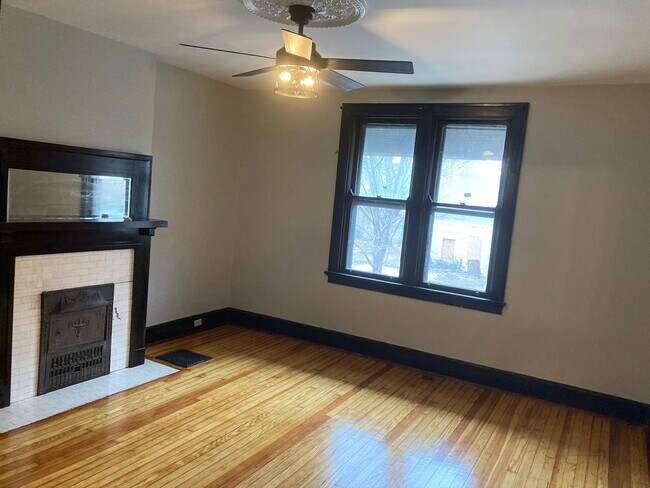 Gran ventanal en la sala de estar - 1122 Holman Ave