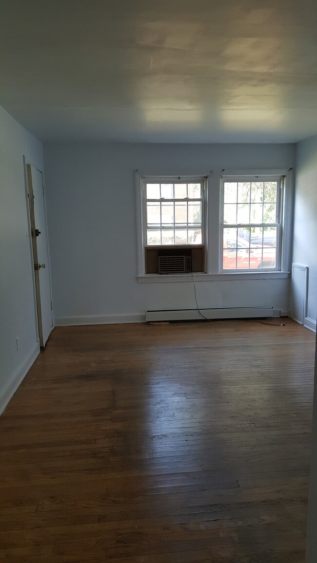 Livinig room - 303 Shirley St
