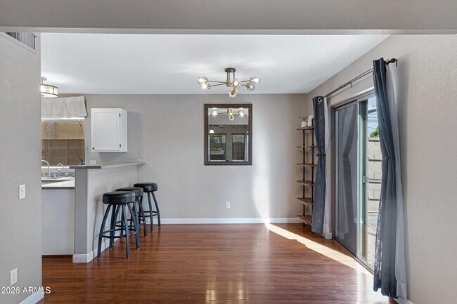 Foto del edificio - 250 W Juniper Ave