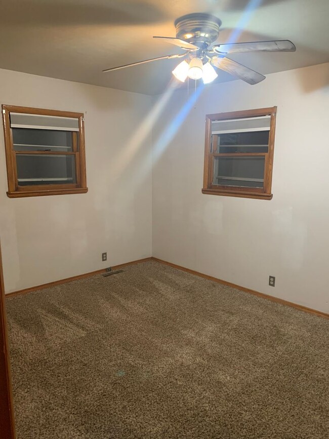 Building Photo - 2 Bedroom 1 Bathroom House with Garage and...