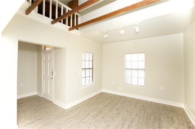 Building Photo - 1612 W 10th St
