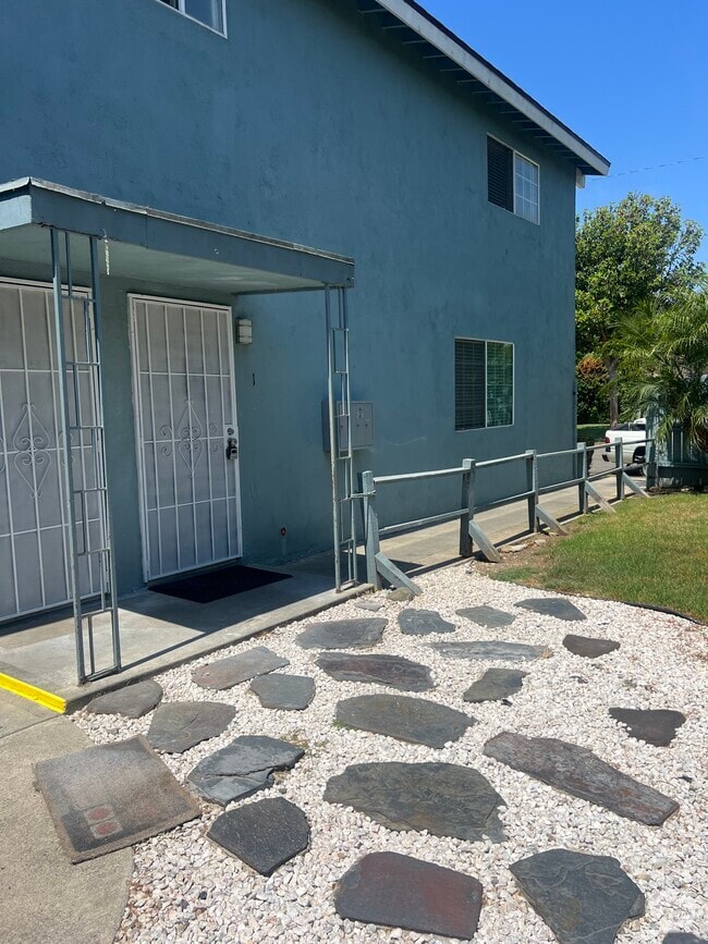 Building Photo - 2860 La Salle Ave