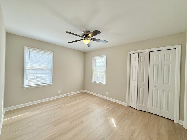 Foto del edificio - 3819 Rosehaven Dr
