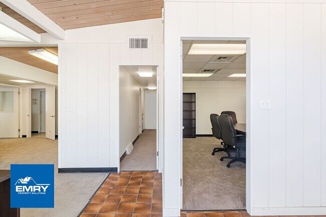 Foto del edificio - COMMERCIAL ONLY Gorgeous Spacious Great Lo...