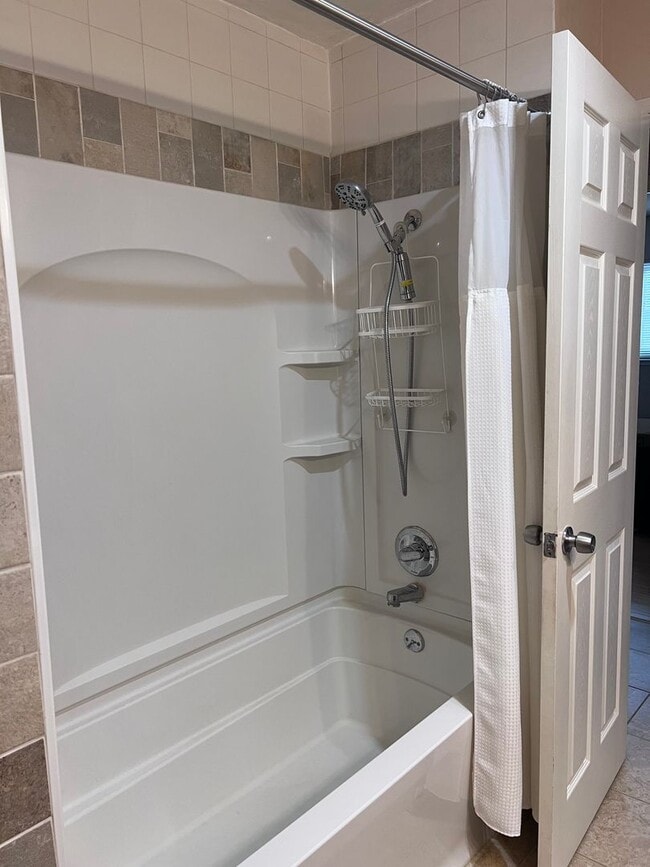 Foto del edificio - Remodeled 2 bedroom Condominium with enclo...