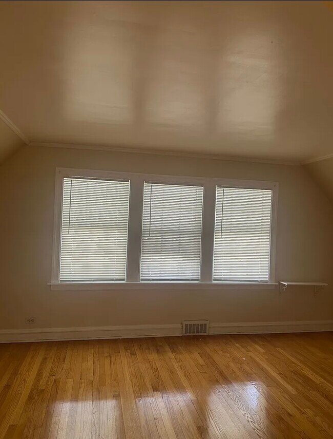 Foto del edificio - 10415 S Vernon Ave