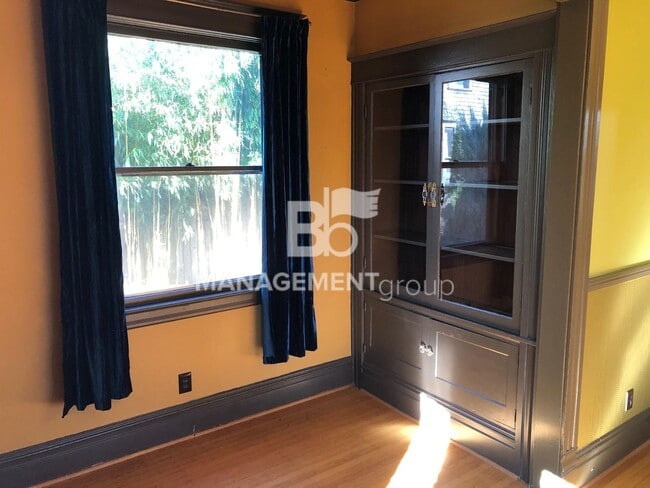 Building Photo - Close-In NE Portland Victorian Offers  Perfect Blend of  Old Charm with Newer Amenities. Lush Pri...