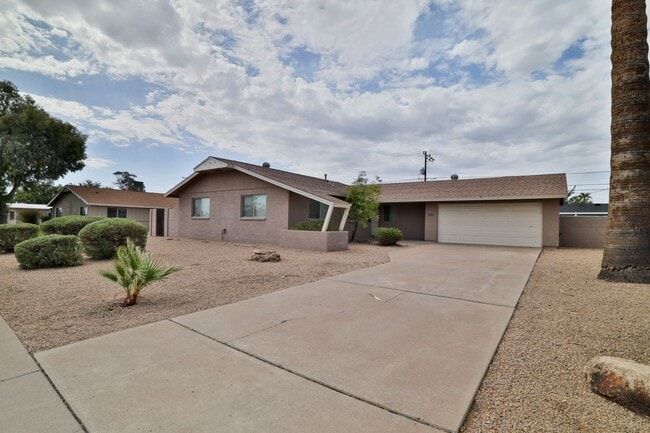 Building Photo - Charming three-bedroom and two-bathroom wi...