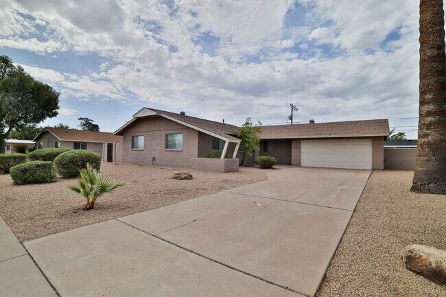 Foto del edificio - Charming three-bedroom and two-bathroom wi...