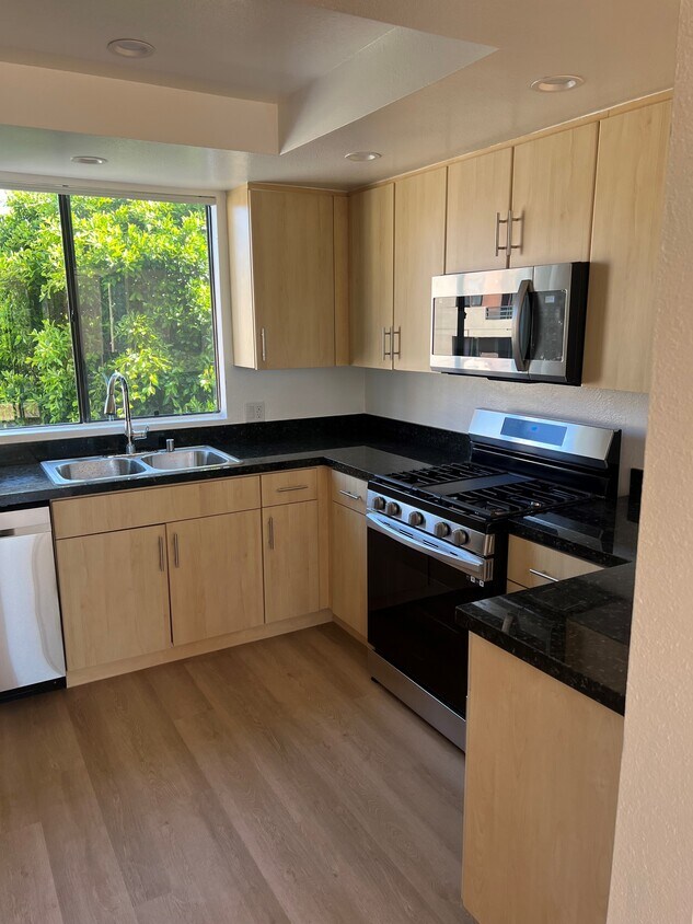 Foto principal - 7826 Topanga Canyon Blvd