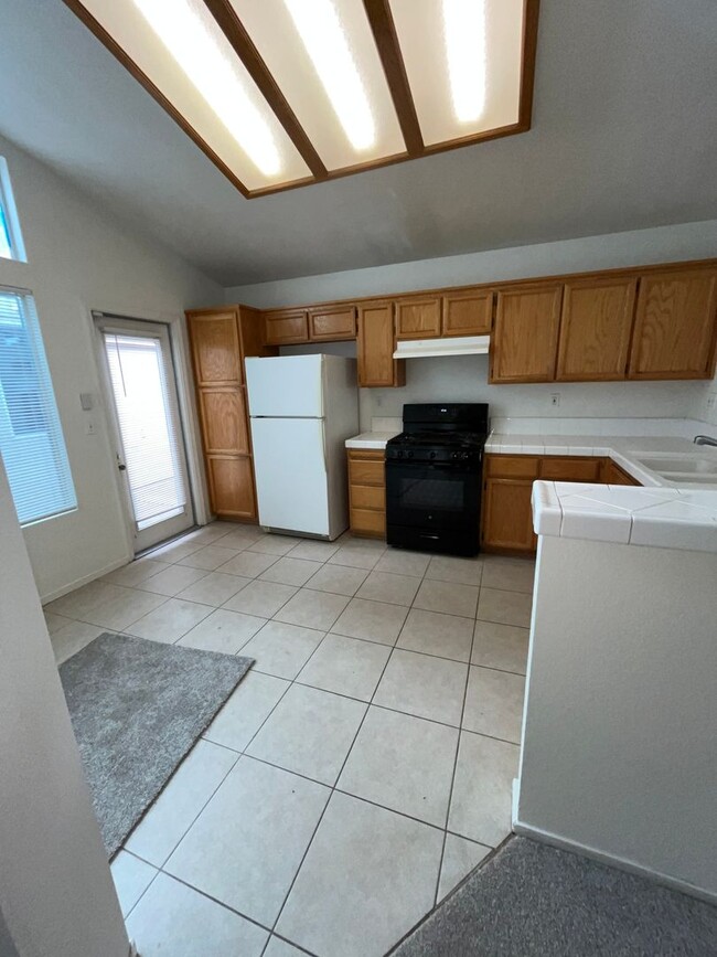 Foto del edificio - 3 Bed| 2 Bath | 1215 SF | Private Driveway + Garage | Single Story| Tenant pays $175 monthly for ...