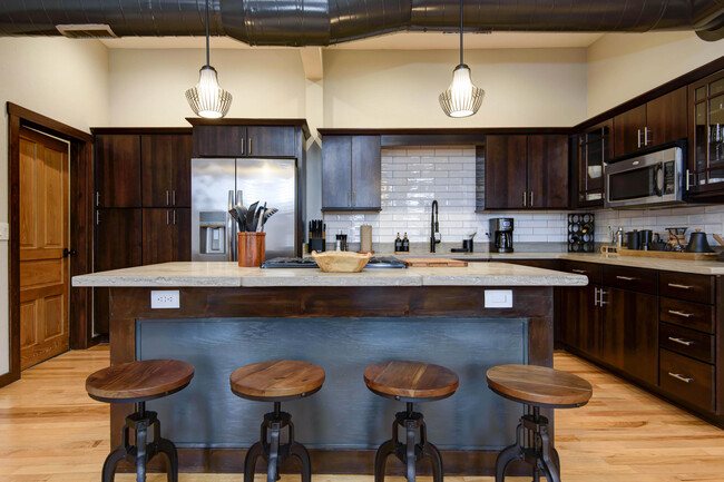 Foto del edificio - 327 E Walnut St