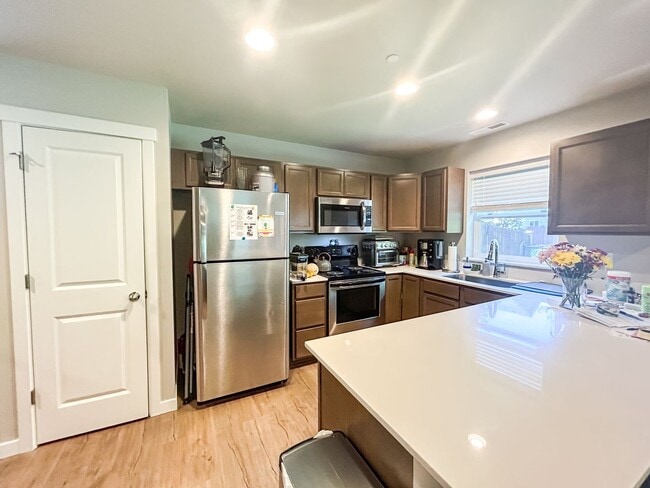 Building Photo - Newly Built 4bd 2.5ba in LSSD
