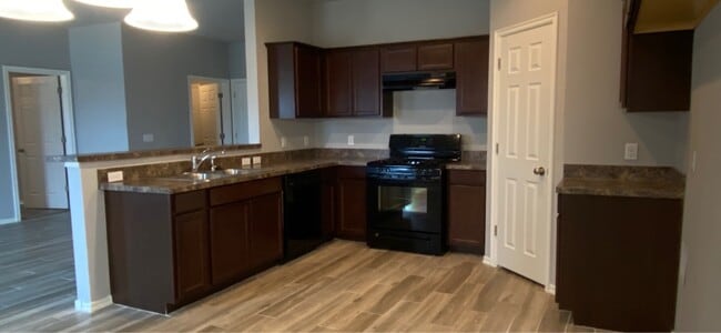 Building Photo - 10240 Hidden Village Dr