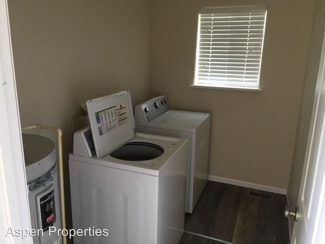 Building Photo - 2 br, 1.5 bath House - 700 N. Riverrock Dr.