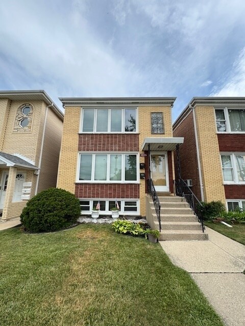 Foto principal - 8006 W Addison St