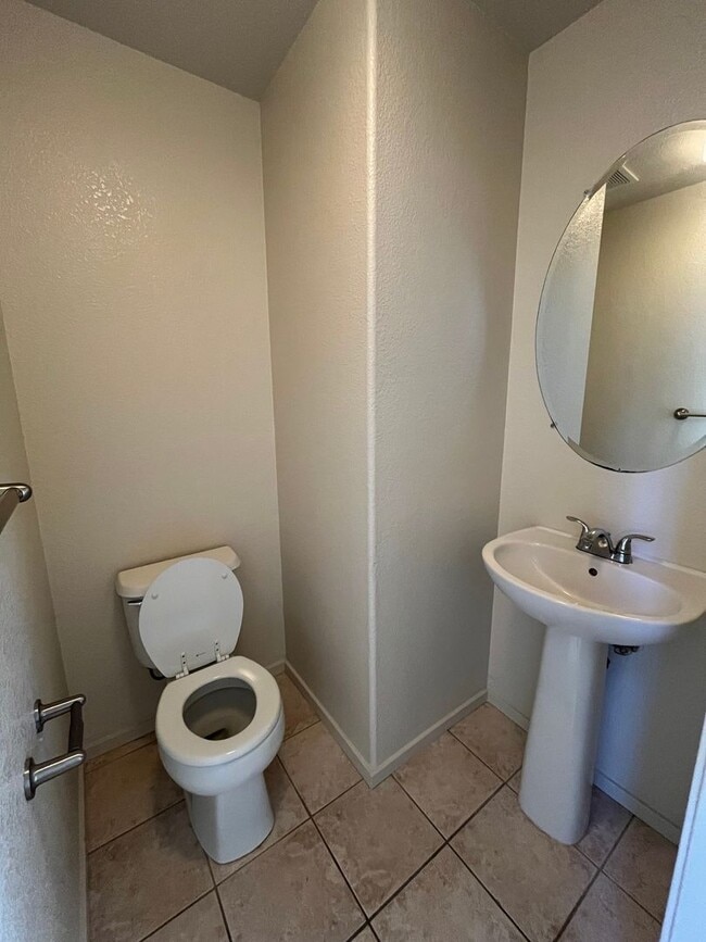 Foto del edificio - Large 5 Bedroom Home in Mace Ranch