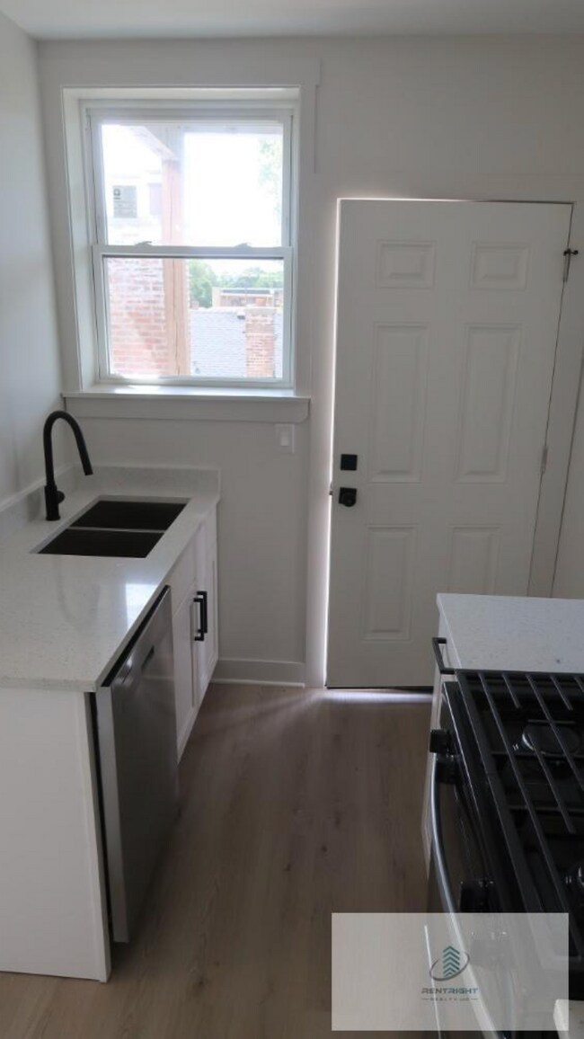 Foto del edificio - 3045 W Rosemont Ave