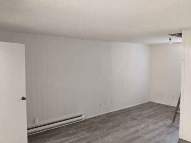Building Photo - Brand New Remodeled Studio in Heart of Red...