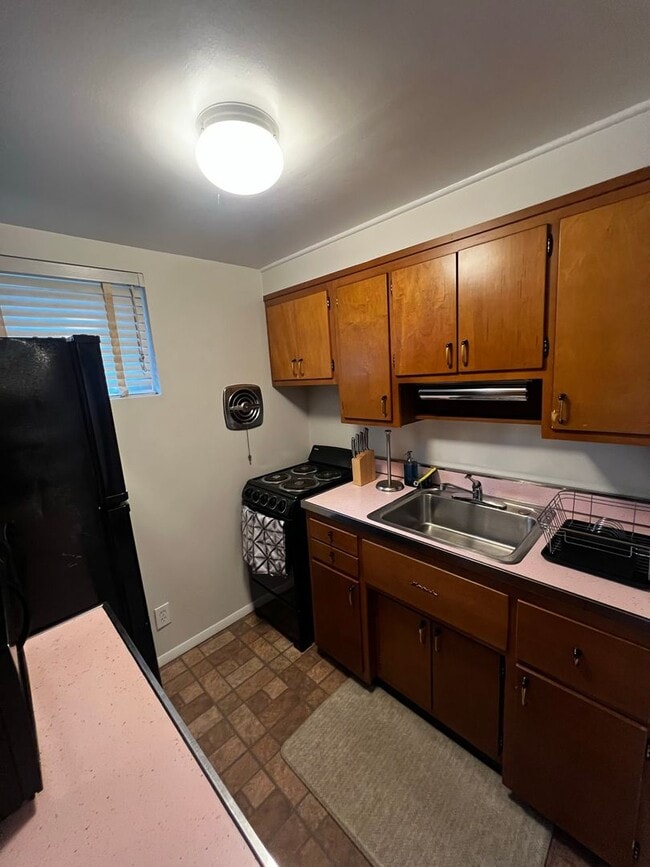 Building Photo - 1br 1ba space. Fully furnished & decorated...