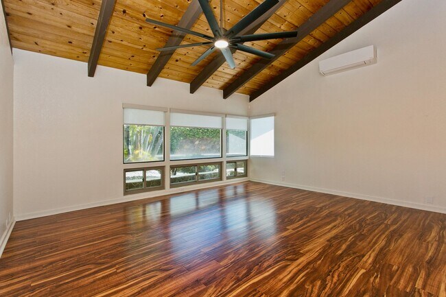 Building Photo - Marina Front 3BR Home With Split AC and Bo...