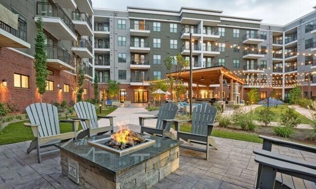 Foto del edificio - 6400 Blue Stone Rd