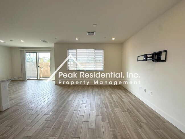 Foto del edificio - Beautiful Newer Elk Grove 3bd/2.5ba Home with 2 Car Garage