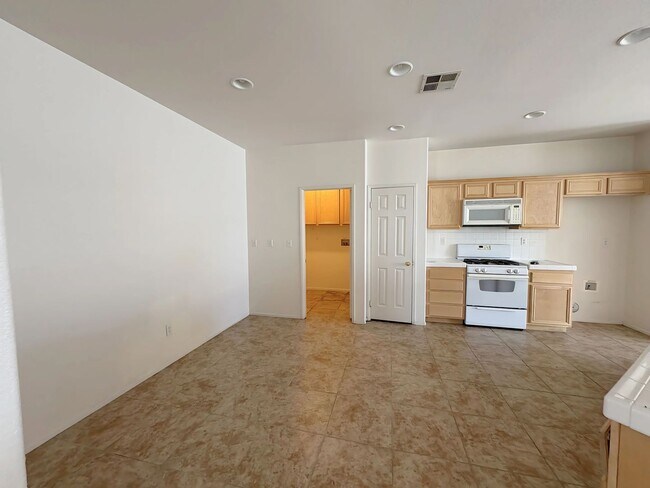Building Photo - 4 Bedroom, 2 Bathroom Home in Victorville