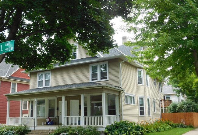 Building Photo - 916 Laurel Ave