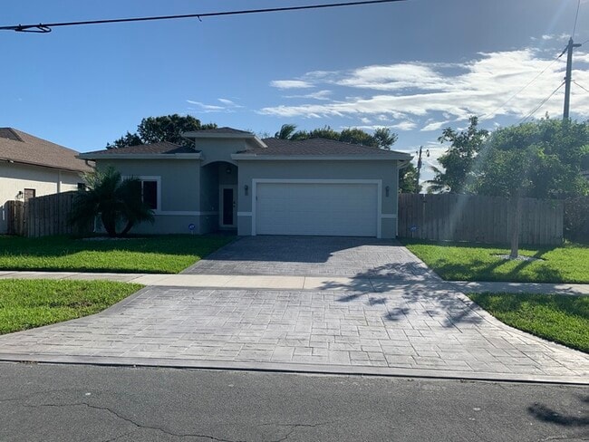 Foto del edificio - NEWER CONSTRUCTION MODERN HOME