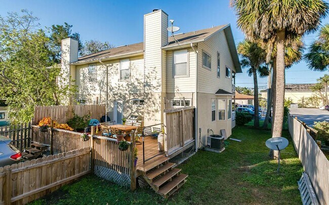 Patio interior - 105 Arricola Ave