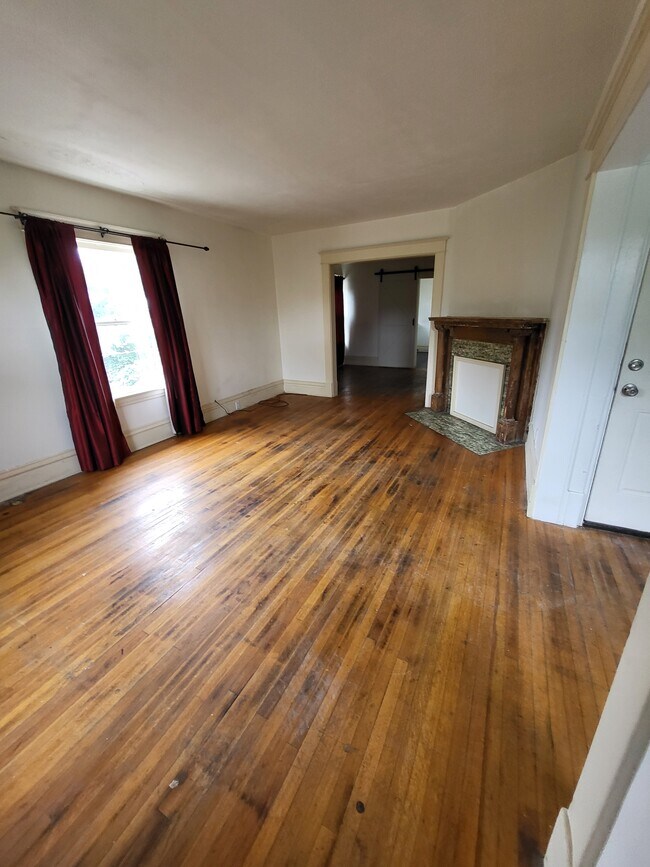 sala de estar orientada al sur - 429 W Cedar St