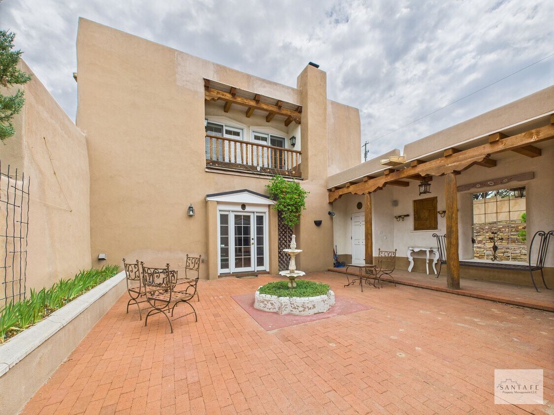 Foto principal - Downtown Fully Furnished Home Available Now!