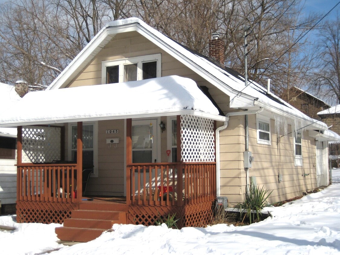 1045 McCullough St, Lansing, MI 48912 House for Rent in Lansing, MI