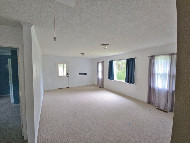 Building Photo - 5 Bedroom, 2 Bath