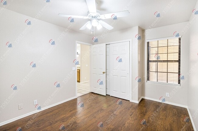 Building Photo - Quaint townhome in Tierra Palmas!