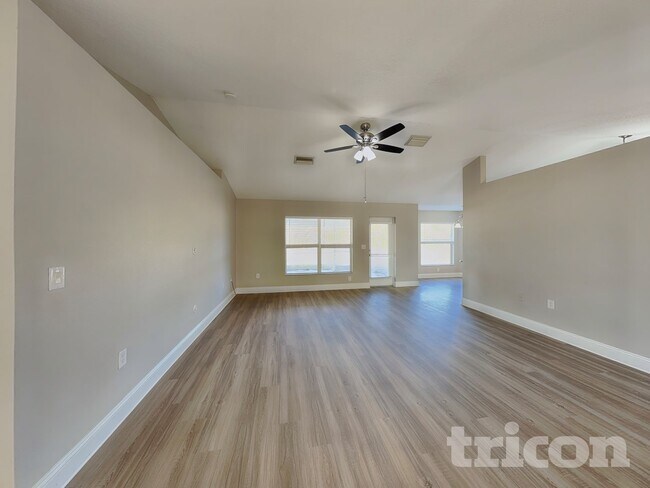 Foto del edificio - 8606 Lisa Blvd