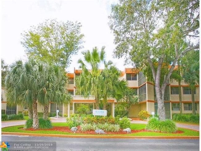 Building Photo - 16475 Golf Club Rd