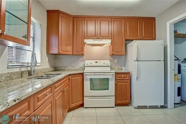 Foto del edificio - 225 NW 7th Ct