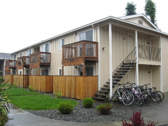 Exterior view with balconies - Parkway Apartments