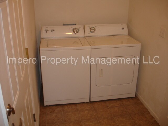 Building Photo - 1322 N 85th Pl