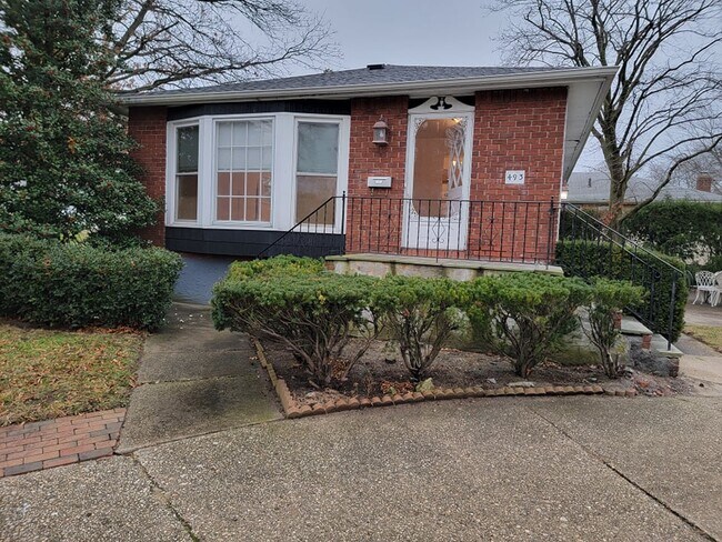 Building Photo - 493 W Merrick Rd