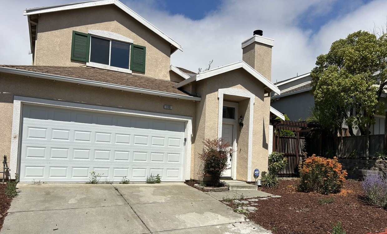 Primary Photo - Wonderful 3 Bedroom, 2 Bath Home in Glen Cove