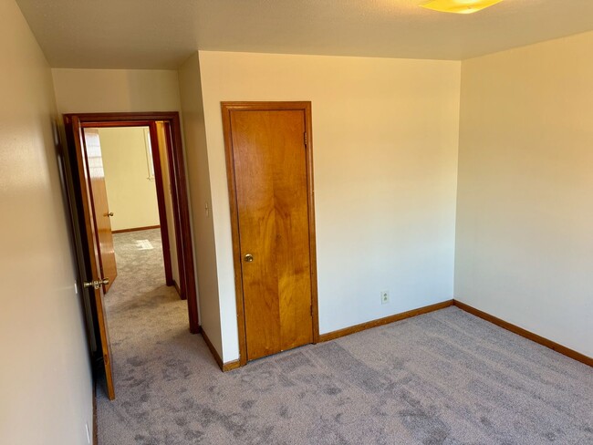 Building Photo - Spacious 2 Bedroom Apartment in Excellent ...